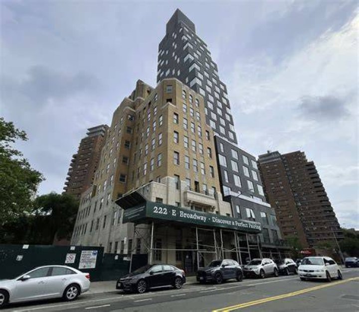 222 East Broadway amenities