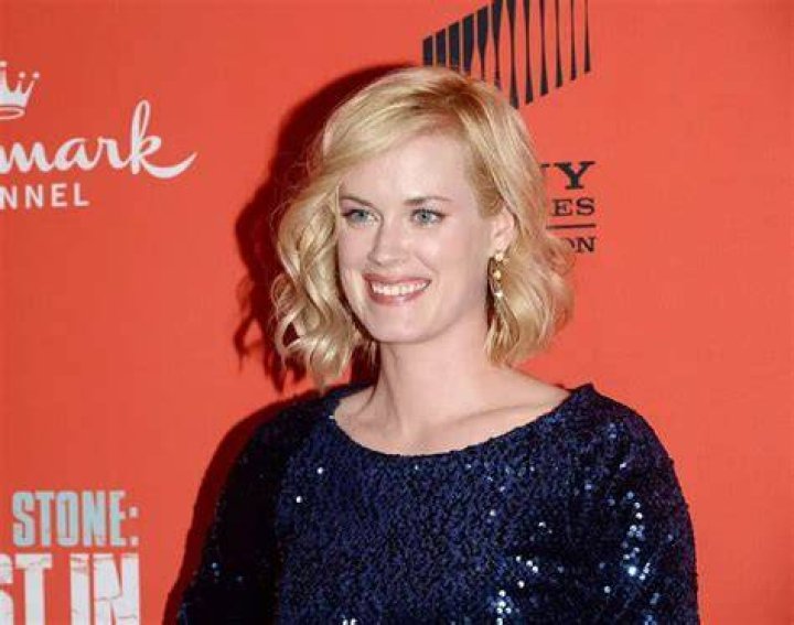 Abigail Hawk 【Biography】Age, Net Worth, Height, Married, Nationality