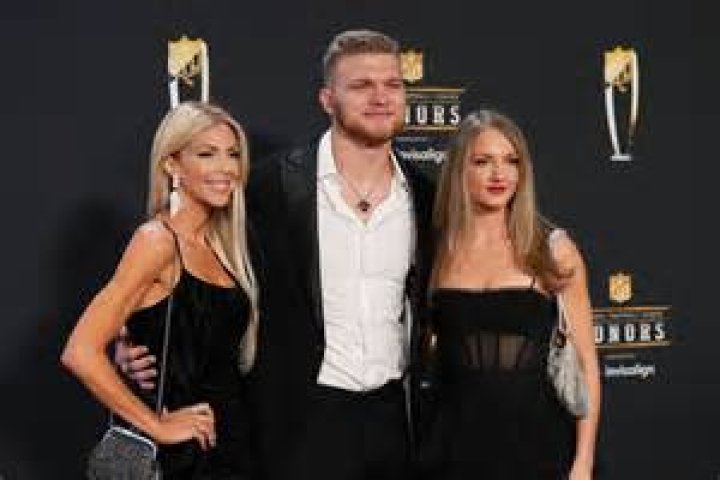 Aidan Hutchinson&rsquo;s Mom Melissa Sinkevics Dons PVC Heels at NFL Honors