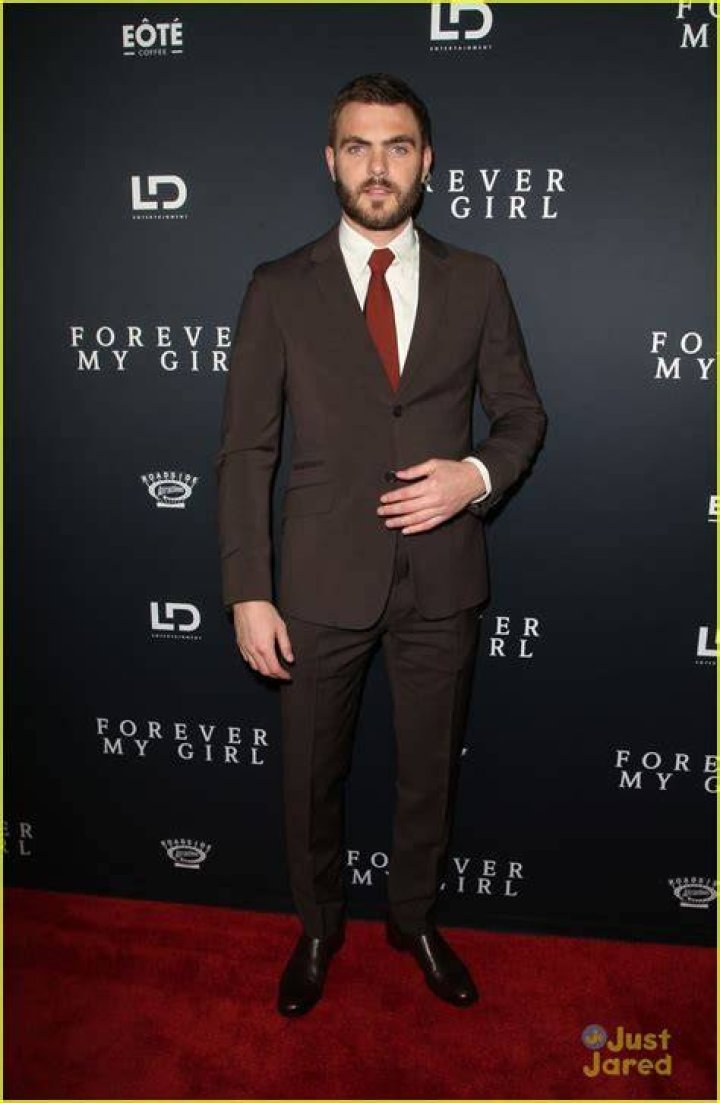 Alex Roe Suits Up For 'Forever My Girl' Premiere in LA Photo 1133258