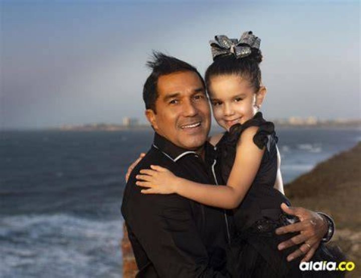 Checo Acosta canta con el coraz&oacute;n tema dedicado a su hija Sharon