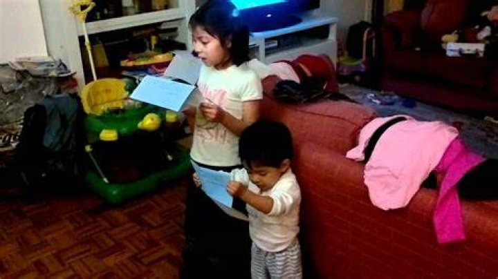 Dafne y Stephanie leen juntas.mp4 YouTube