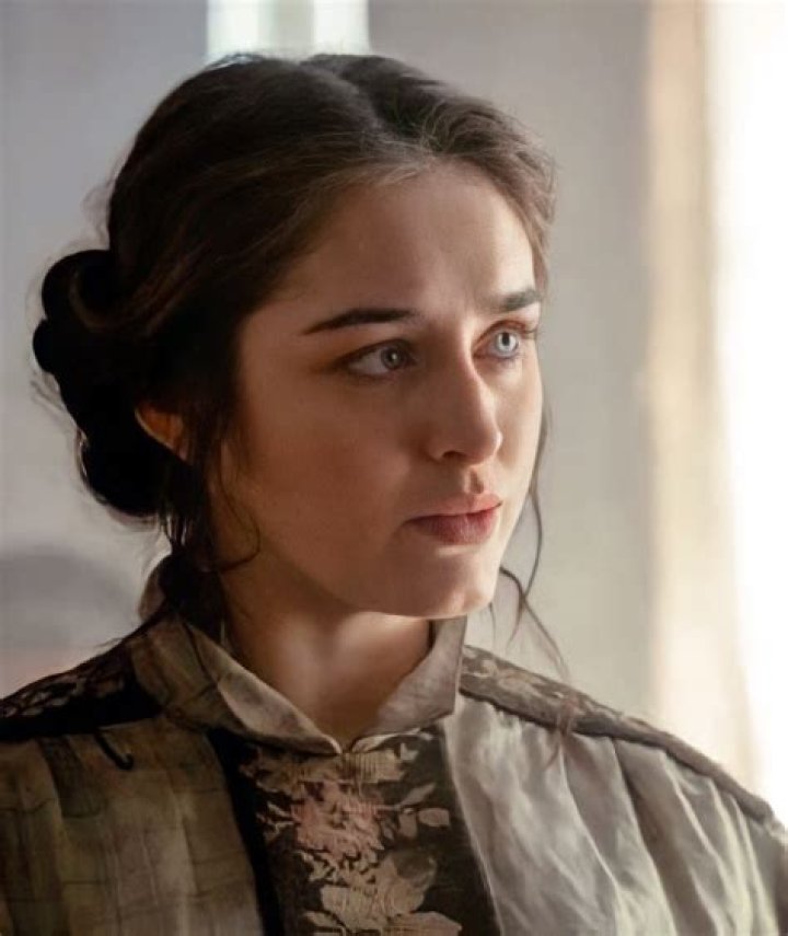 Danielle Galligan – Biography, Facts & Life Story