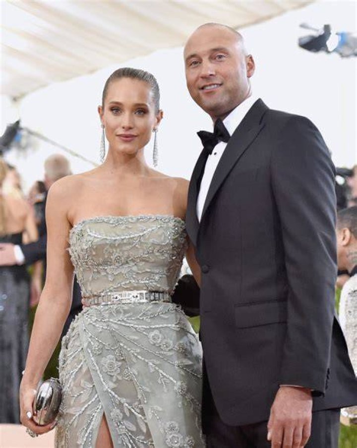 Derek Jeter and girlfriend Hannah Davis enjoy stroll after MLB star