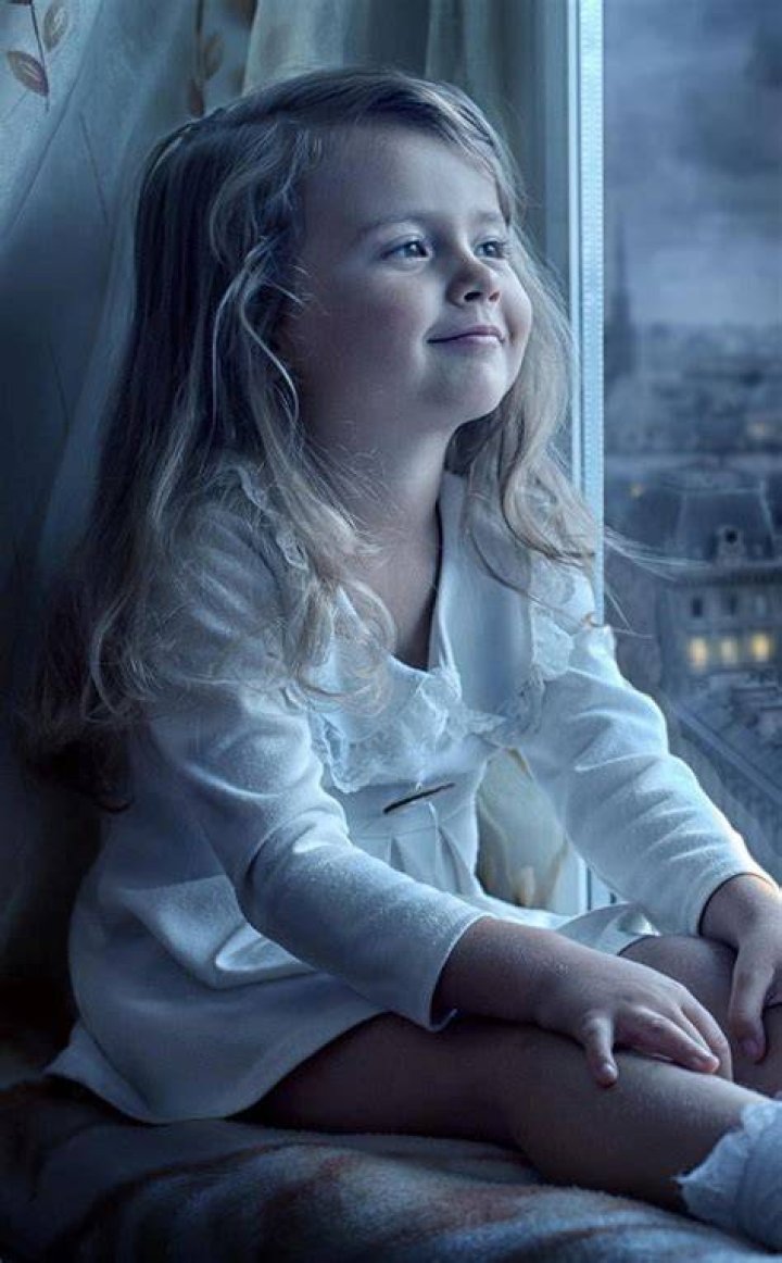 Download wallpaper 950x1534 cute, girl model, lake, iphone