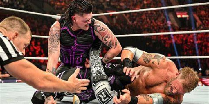 Edge v Dominik Mysterio Raw September 12, 2022 Cropped