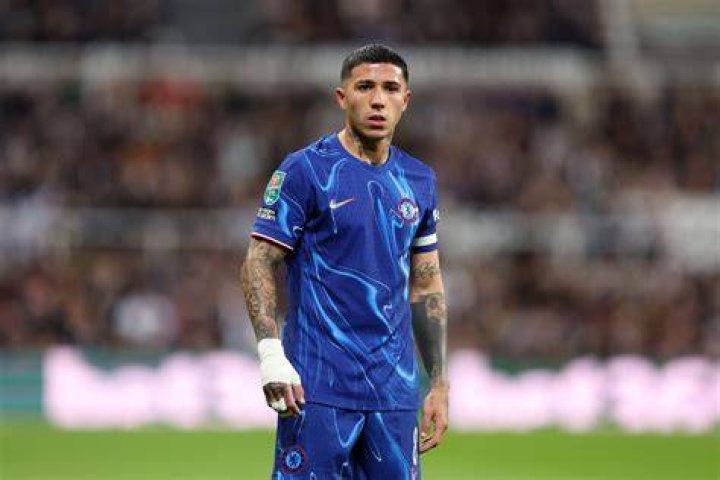 Fernandez: Chelsea star rocks World Cup inspired gold chain
