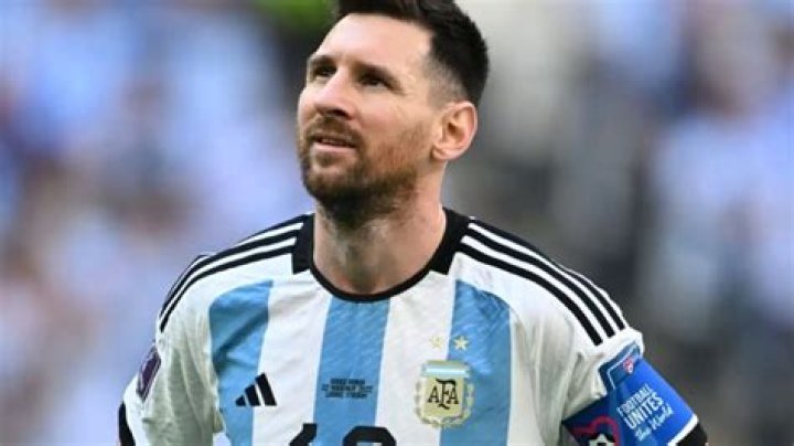 Footage shows moment Lionel Messi responded to heckling from PSG fans