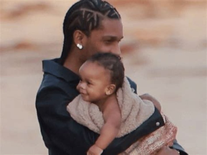 Homeless Couple Sing Rihanna’s Love on the Brain, Husband Plays Guitar in Cute Video