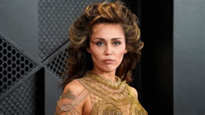 How tall is Miley Cyrus