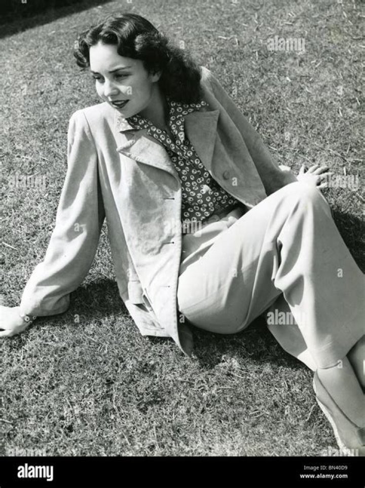 Jennifer Jones Height