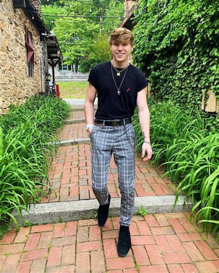 Jonas Bridges’ biography: age, girlfriend, net worth, grandfather