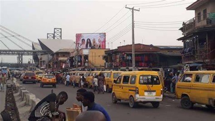 Jubilation at Oshodi Under Bridge as sensational &lsquo;Area Boy&rsquo; defeats Canadian High Commissioner in chess game