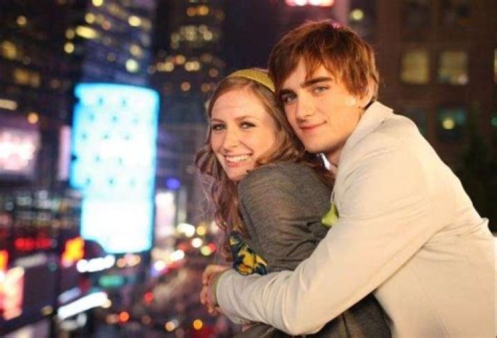 Landon Liboiron Age 27 Girlfriend: Who Is He Dating? Gay Talks & More