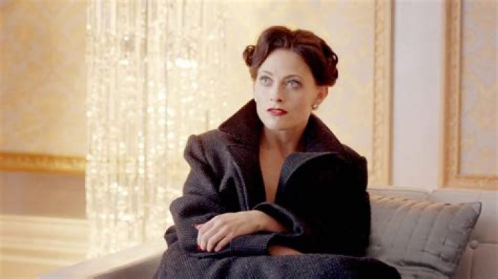 Lara Pulver – Biography, Facts & Life Story