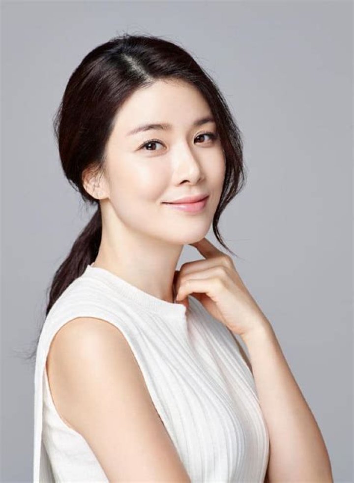 Lee Bo Young – Biography, Facts & Life Story