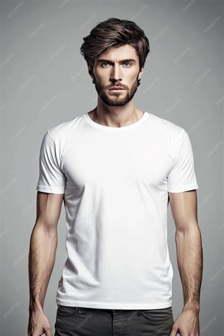 Man wearing refugee-friendly t-shirt.