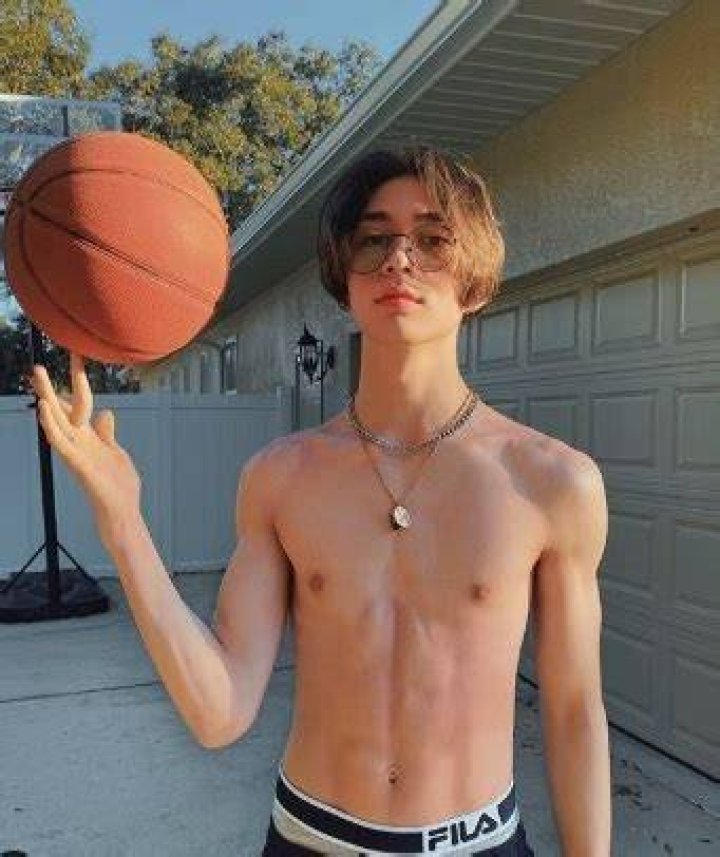 Mateo Moy Height, Weight, Age, Body Statistics Healthy Celeb