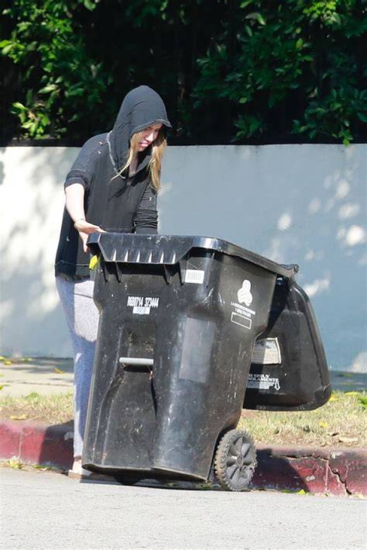 MCNELIS Take in Trash in Los Angeles 08/11/2018 HawtCelebs