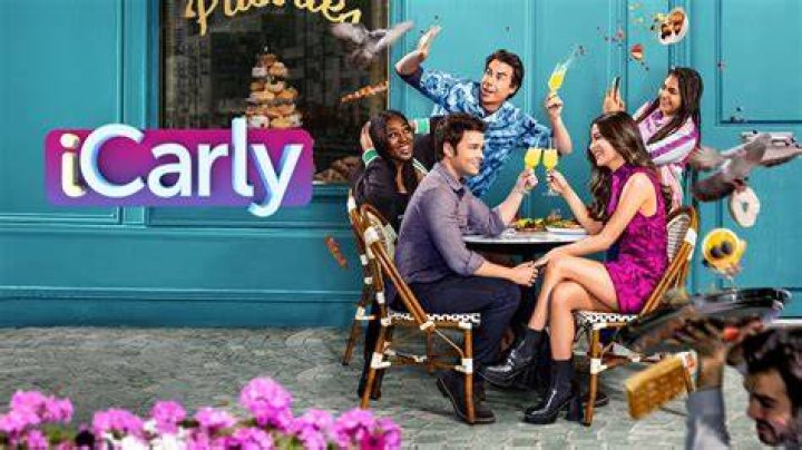 NickALive! Creddie Miranda Cosgrove Dishes On the 'iCarly' Couple