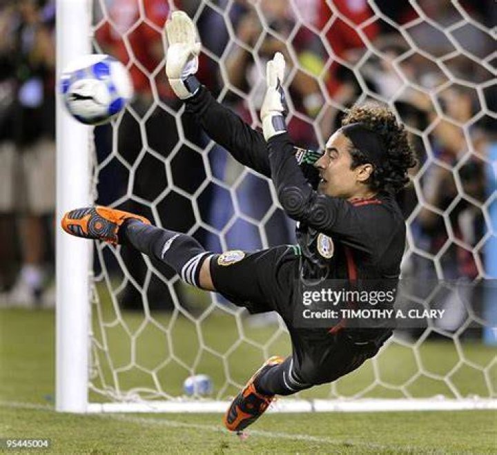 Ochoa stops penalty kick as Mexico and Poland draw 00