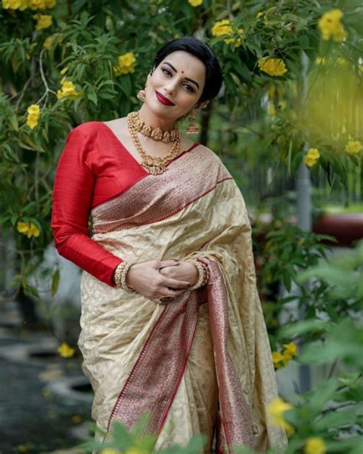Shweta Menon – Biography, Facts & Life Story
