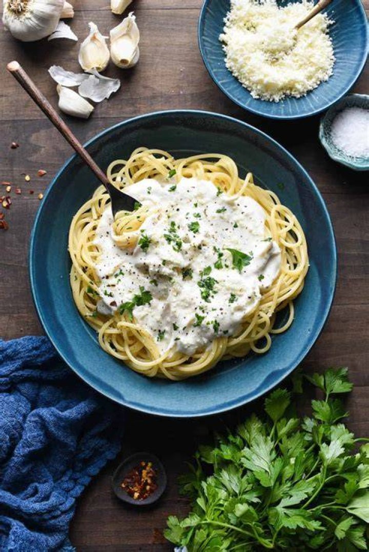 spaghetti with yogurt and garlic