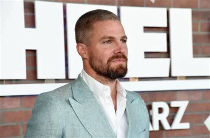 Stephen Amell Net Worth, Wealth, and Annual Salary 2 Rich 2 Famous