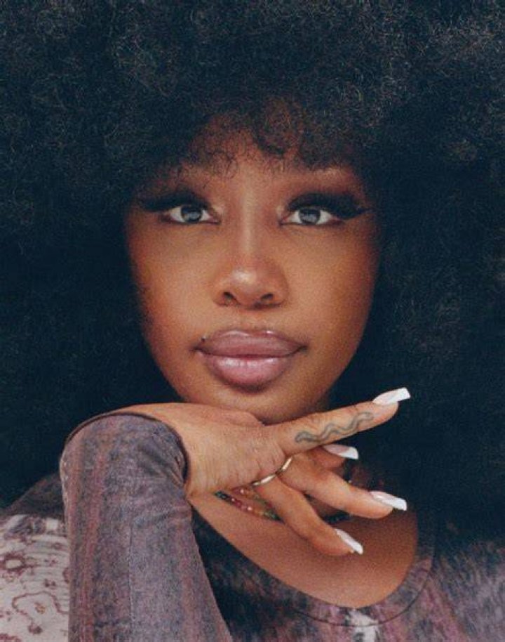 SZA Biography Facts, Childhood, Family Life & Achievements