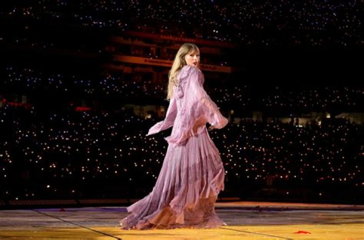 Taylor Swift Handles Wardrobe Malfunction Like a Pro During “Eras Tour” Concert in Tampa Bay