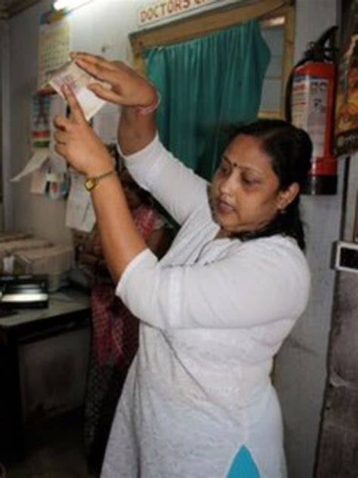 Teaching Indian sex workers to spot fake currency BBC News