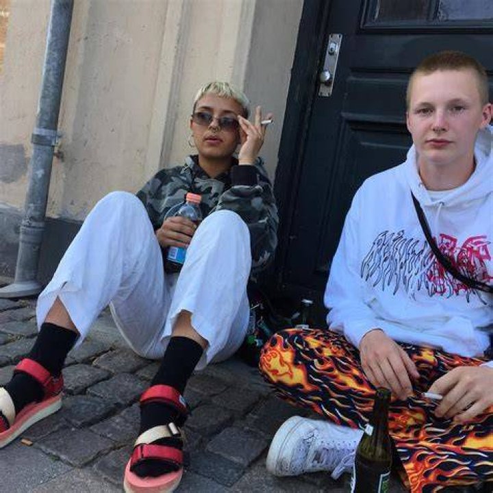 yunus rosenzweig on Instagram &ldquo;peeing girlfriend&rdquo;