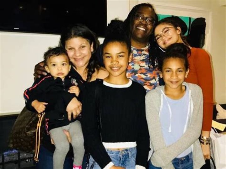 Zendaya has 5 siblings HNT